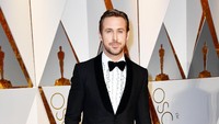 Ryan Gosling tampil menawan dengan tuxedo hitam di Dolby Theatre, California, AS pada Minggu (26/2/2017) waktu setempat. Frazer Harrison/Getty Images/detikFoto.