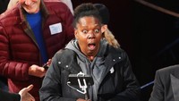 Ekspresi kaget seorang turis yang dibawa masuk oleh Jimmy Kimmel saat melihat deretan artis pujaannya di depan mata. REUTERS/Lucy Nicholson