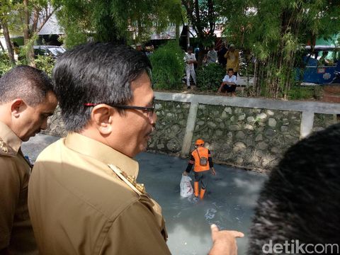 Wagub DKI Jakarta Djarot Saiful Hidayat saat meninjau kali di Utan Kayu, Jakarta Timur, Senin (27/2/2017)