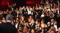 Riuh para kru dan pemain film Moonlight saat diumumkan menjadi pemenang Best Picture. Christopher Polk/Getty Images