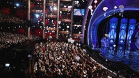Jika tahun kemarin kue kering yang dibagikan, maka tahun ini Jimmy Kimmel membagikan permen, donat dan biskuit lewat parasut. REUTERS/Lucy Nicholson