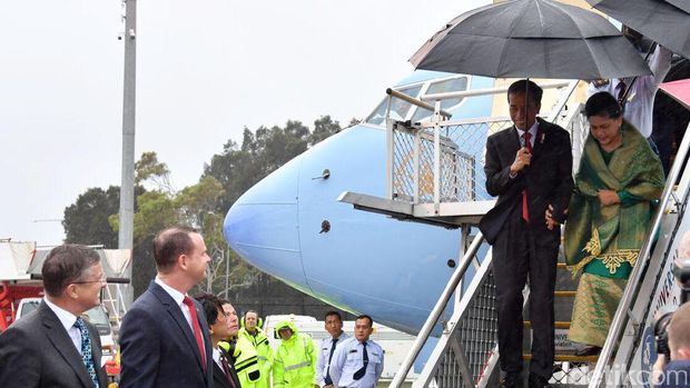 Jokowi gandeng Iriana di Sydney / 