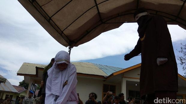 8 Terpidana Mesum di Aceh Dicambuk, Ada yang Pingsan dan Merengek
