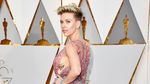 Pamer Tato dan Gandeng Cowok, Scarlett Johansson di Oscar 2017