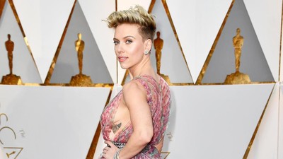 Pamer Tato dan Gandeng Cowok, Scarlett Johansson di Oscar 2017