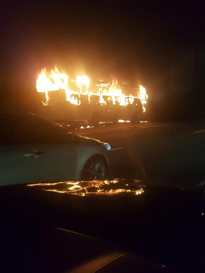 Bus Pariwisata Terbakar di Tol Cikampek Arah Jakarta