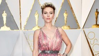 Scarlett Johansson menjadi sorotan dengan gaun berwarna ungu dari Azzedine Alaia. Frazer Harrison/Getty Images/detikFoto.
