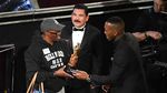 Keren, Mahershala Ali Pinjami Pialanya dan Selfie Bareng Turis