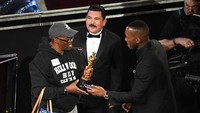 Marshala Ali awalnya hanya meminjamkan piala Oscar miliknya pada salah satu turis yang dibawa masuk Jimmy Kimmel. Kevin Winter/Getty Images/detikFoto.