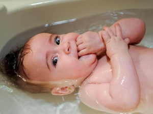 Ini Soal Memandikan Bayi di Musim Hujan