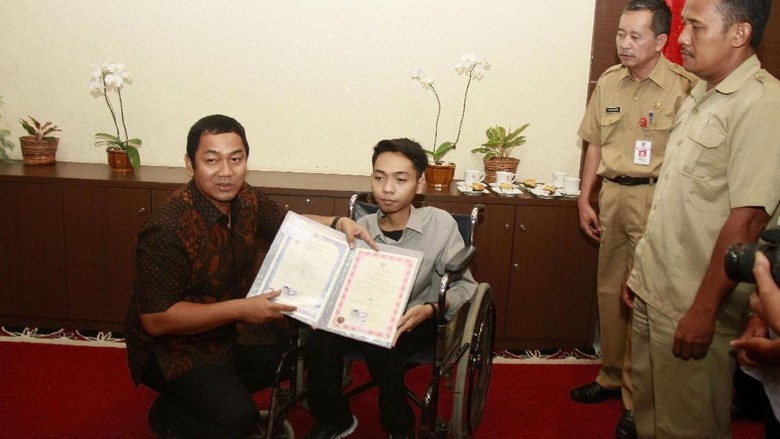 Siswa Difabel di Semarang Ini Akhirnya Terima Ijazah Siswa Difabel di Semarang Ini Akhirnya Terima Ijazah