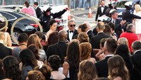 Mel Gibson mendapat pengawalan ketat saat tiba di red carpet. Ben Peterson/Getty Images/detikFoto.