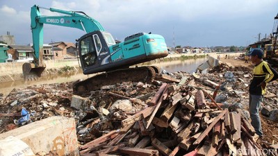 Proses Penurapan Ciliwung Bukit Duri Dilanjutkan