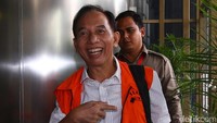 Mantan Wali Kota Cimahi M Itoc Tochija tiba di gedung KPK, untuk menjalani pemeriksaan lanjutan, Senin (27/2/2017).