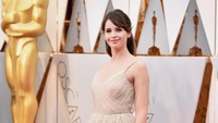  Felicity Jones terlihat cantik dan flawless dengan dress berwarna krem rancangan Dior. Frazer Harrison/Getty Images/detikFoto.