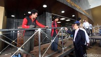 Setya Novanto berbincang dengan pekerja yang sedang membuat jalur untuk Raja Salman.