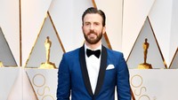 Wajah tampan Chris Evans dan setelan jas biru terang membuatnya bersinar di red carpet Oscar 2017. Frazer Harrison/Getty Images/detikFoto.