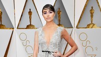 Penampilan menawan juga ditunjukan oleh Olivia Culpo yang mengenakan gaun yang terinspirasi dari air. Frazer Harrison/Getty Images/detikFoto.