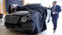 Chief Operating Officer PT Grandauto Dinamika, Roland Staehler membuka selubung Bentley Bentayga saat peluncuran di Showroom Bentley Indonesia.