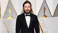 Casey Affleck juga tampil dengan tuxedo hitam. Frazer Harrison/Getty Images/detikFoto.