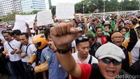 Mereka memprotes sejumlah kebijakan-kebijakan yang dianggap merugikan.