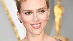 Pamer Tato dan Gandeng Cowok, Scarlett Johansson di Oscar 2017