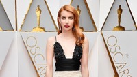 Emma Roberts tampil dengan dress hitam dengan bawahan berwarna krem. Frazer Harrison/Getty Images/detikFoto.