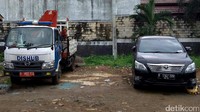 Mobil Dishub terparkir di samping mobil yang diderek.