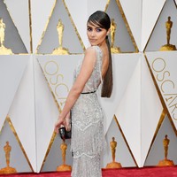 Ini penampilan Olivia Culpo ketika melangkahkan kakinya di karpet merah Oscars 2017. Ia anggun dengan gaun ramah lingkungan dari Marchesa yang dihiasi rumbai kristal. (Foto: Getty Images)