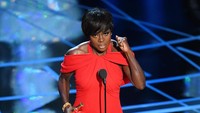 Viola Davis membawa pulang piala lewat kategori Best Supporting Actress. Kevin Winter/Getty Images