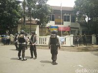 Penyergapan pelaku bom Cicendo di Kelurahan Arjuna. 