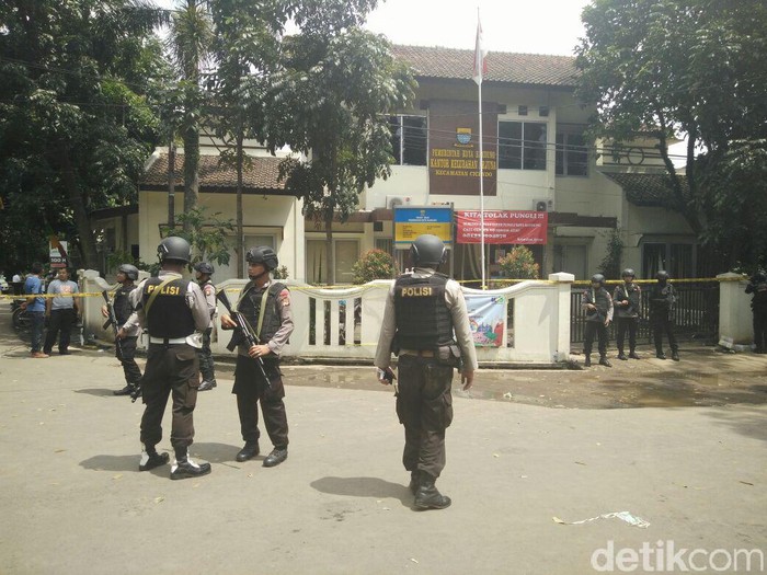 Densus Geledah Kontrakan YC Pelaku Bom Bandung di Cianjur