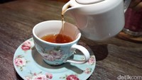 Kalau mau ngeteh ada Tea for Two berupa Lavish Fruittier dari Havilla Gourmet Tea. Racikannya terdiri dari black tea yang dipadukan dengan apel, kayu manis, strawberry, jeruk, dan bunga. Aromanya harum menyegarkan.