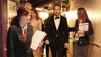 Persiapan Emma Stone dan Ryan Gosling sesaat sebelum membacakan nominasi. Christopher Polk/Getty Images