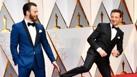 Mereka tampak bercanda hingga Jeremy The Hawkeye tampak menendang si captain America. Frazer Harrison/Getty Images/detikFoto.