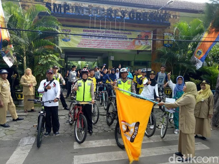 Polisi Gresik Ajak Pelajar Bersepeda saat ke Sekolah