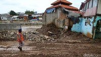 Sebelumnya bangunan yang menghambat proses penurapan di atas tanah tersebut telah dirobohkan warga, Minggu (26/2).