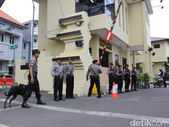Polrestabes Surabaya Perketat Penjagaan Pasca Bom Bandung