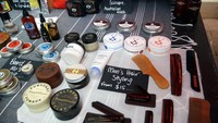 Buat cowok-cowok jangan iri, di pasar ini juga ada yang menjual aneka produk industri rumahan untuk perawatan pria. Dari mulai pomade, sisir, sampai minyak untuk brewok (Wahyu/detikTravel)