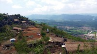 Foto: Dari atas Karang Para, kita bisa melihat pemandangan alam yang memesona. Pemandangan Kota Sukabumi dari kejauhan pun bisa terlihat (Alam/detikTravel)