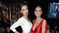 Adriana saat berpose bersama Heidi Klum. Dimitrios Kambouris/Getty Images for EJAF