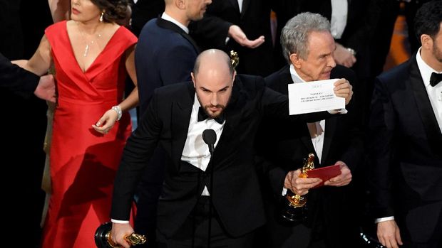 Membuka Kenangan Momen Salah Sebut Pemenang di Oscar Tahun Lalu