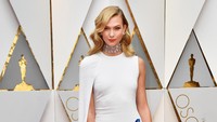 Penampilan anggun dari Karlie Kloss yang tampil dengan gaun berwarna putih saat tiba di red carpet Oscar 2017 di Dolby Theatre, California, AS pada Minggu (26/2/2017).  Frazer Harrison/Getty Images/detikFoto.