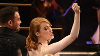 Teriakan Emma Stone saat Damien cazelle berhasil memenangkan Best Director. Kevin Winter/Getty Images