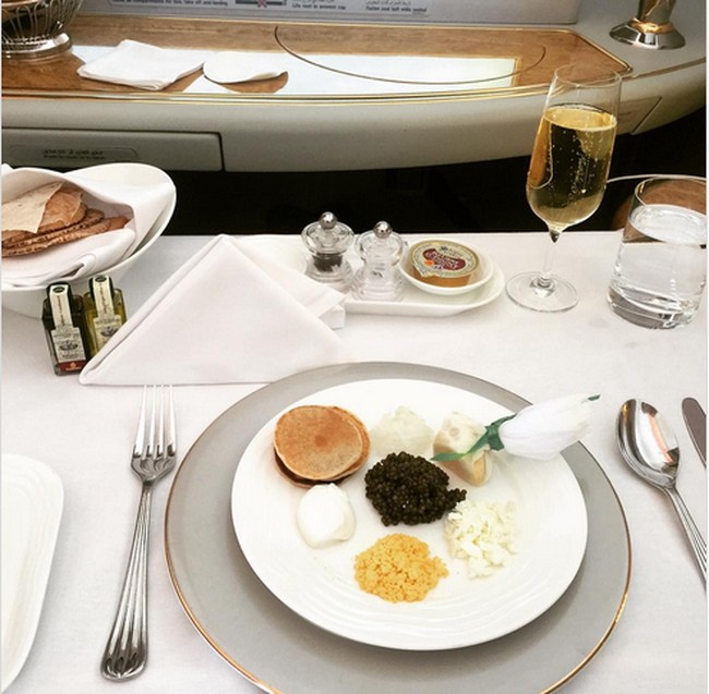 Ini 8 Maskapai Penerbangan dengan Menu Makan First Class yang Mewah (1)