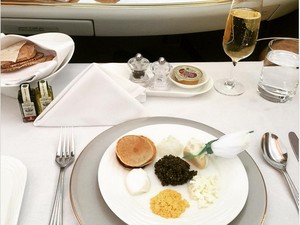 Ini 8 Maskapai Penerbangan dengan Menu Makan First Class yang Mewah (1)