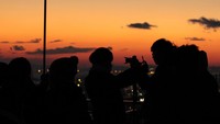 Gedung kembar itu dihubungkan oleh rooftop 360 dengan jarak yang cukup panjang. Dari rooftop itulah traveler dapat menikmati panorama senja tanpa terhalang kaca (Andi Saputra/detikTravel)