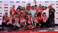 Para pebulutangkis Musica Champions foto bersama Ketua Umum PBSI Wiranto dan Menpora Imam Nahrawi usai menjuarai Djarum Superliga Badminton 2017. Pool/Yuni Kartika/Humas Superliga Badminton.