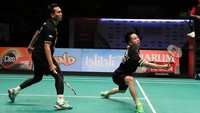Mohammad Ahsan/Kevin Sanjaya bertanding melawan Fajar Alfian/Muhammad Rian Ardianto. Ganda putra PB Djarum Kudus itu berhasil mengalahkan lawannya dengan skor 21-18, 21-17. Pool/Yuni Kartika/Humas Superliga Badminton.