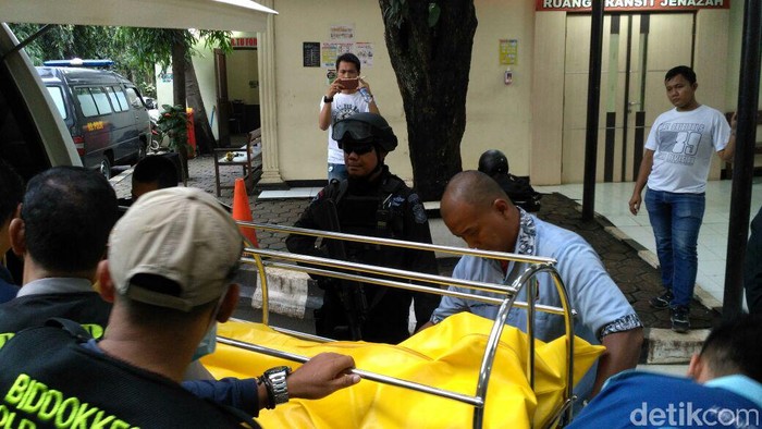 Tiba di RS Polri, Jasad Pelaku Bom Panci Dibawa ke Ruang Forensik
